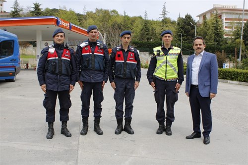 Kaymakamımız Mehmet Nebi KAYA, trafik güvenliği için yol uygulamasında bulunan Jandarma personellerini ziyaretinde Ramazan Bayramlarını tebrik etti.